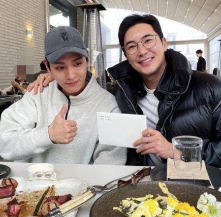 准新郎崔泰俊递喜帖:我要结婚了羞涩笑容曝光_金宇利_婚礼_亲友