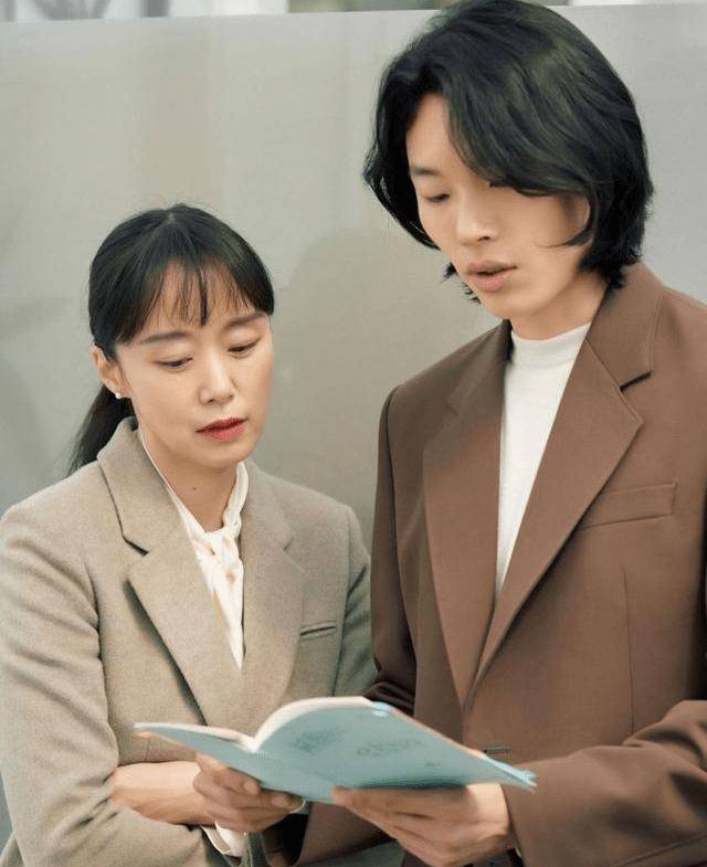 他在韩媒中被称为"丑男",但其实有着一张高级脸.