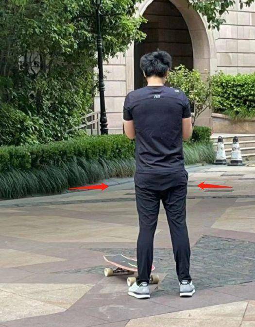 相比记忆中严格控制体脂水平的肌肉男,进入自然狂野状态的彭于晏着实