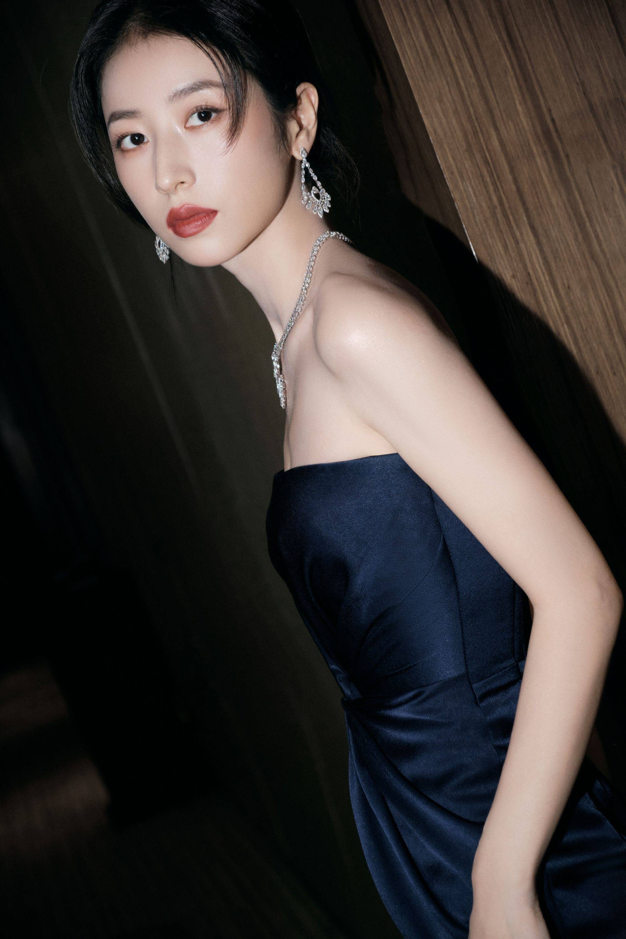 周雨彤蓝色抹胸连衣裙性感香肩写真_网友_气质_造型