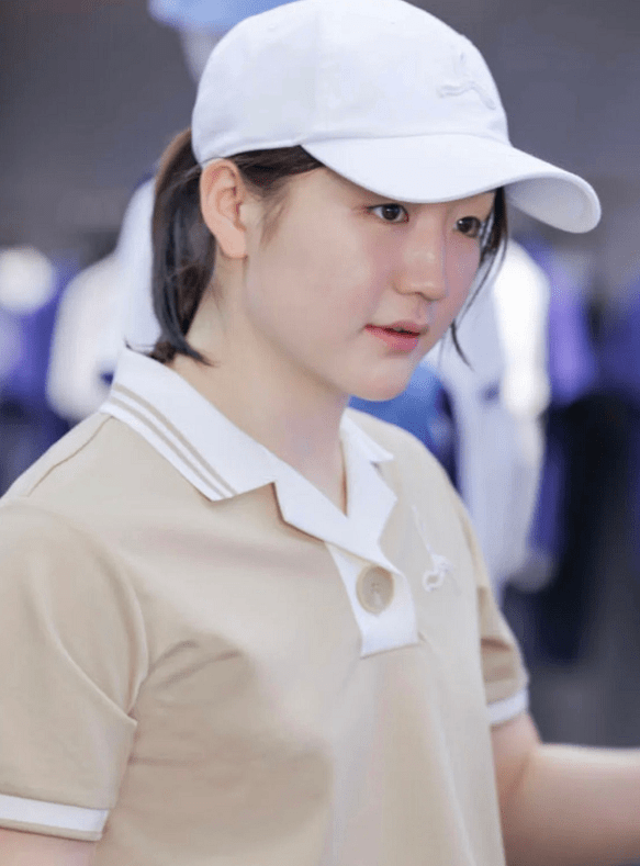 陈梦晒出绝美自拍,妆容精致白皙漂亮,粉丝直呼:越来越美了!