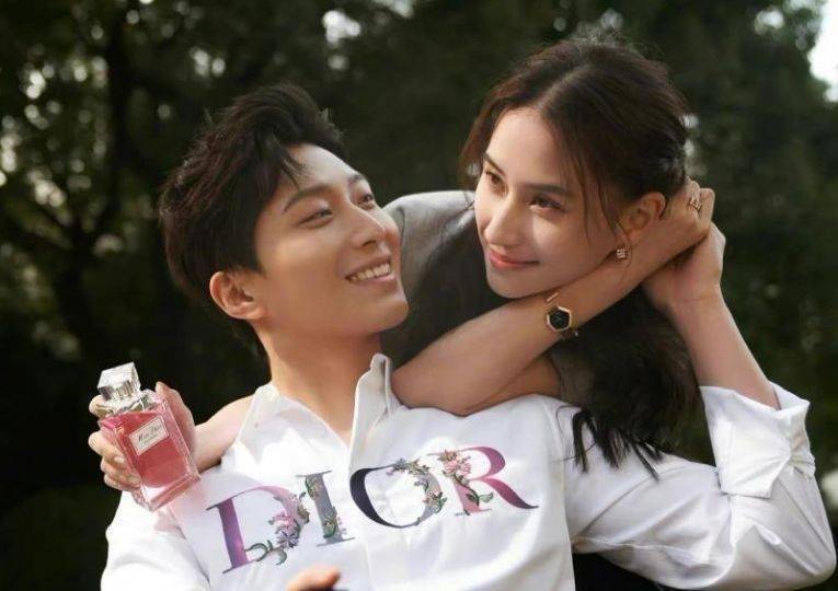 何超莲回港参加活动,否认与窦骁分手,为避嫌坐在男嘉宾大腿上_回应