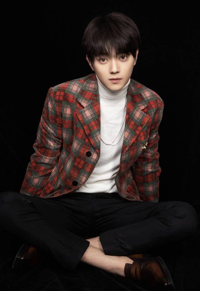 看许凯穿西装戴胸针,才知道胸针也能这么高级,果然有品位_造型_领口处