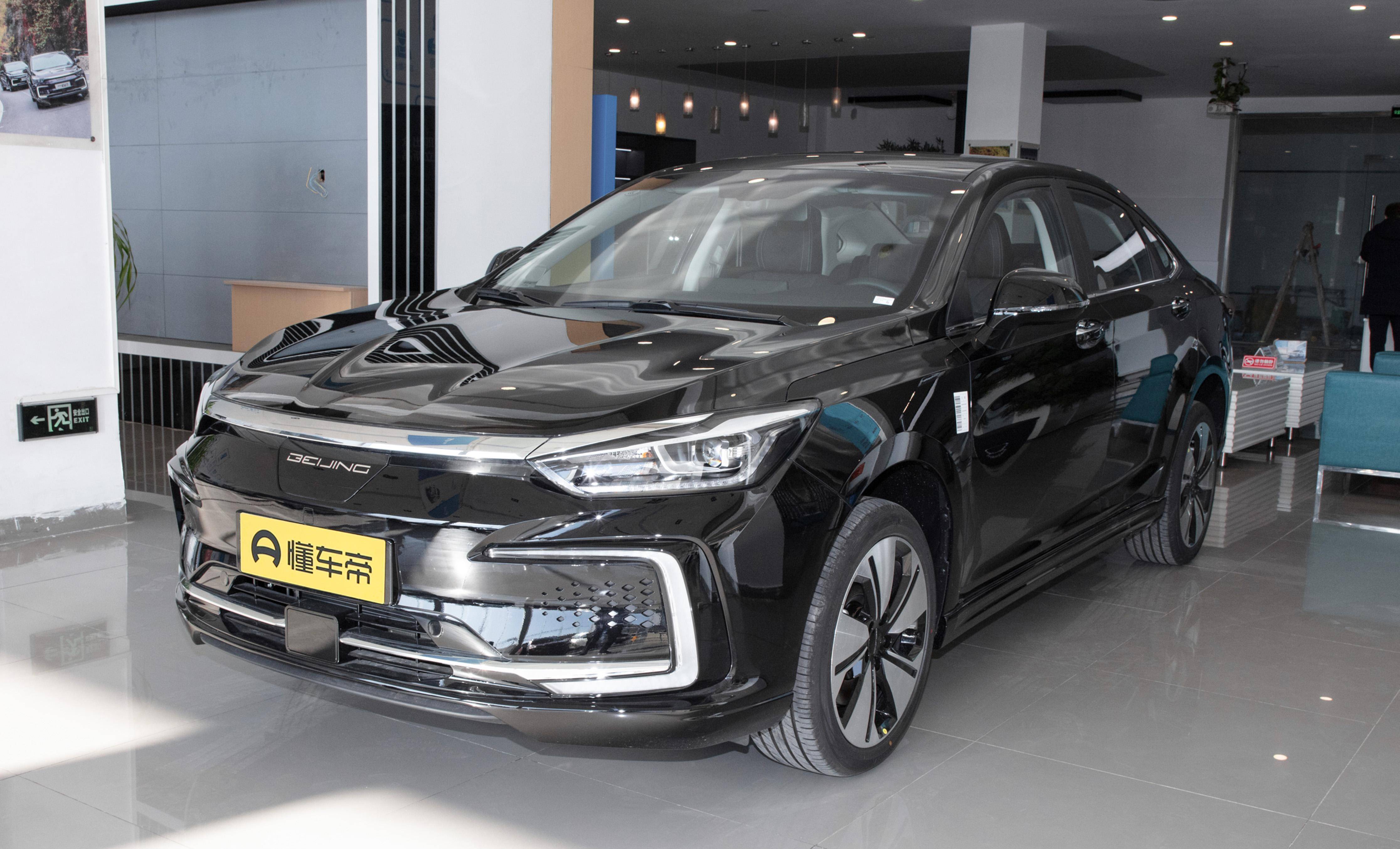 我们拿同级别的北京eu7来做一下简单的对比,北京eu7 2022款 逸风版