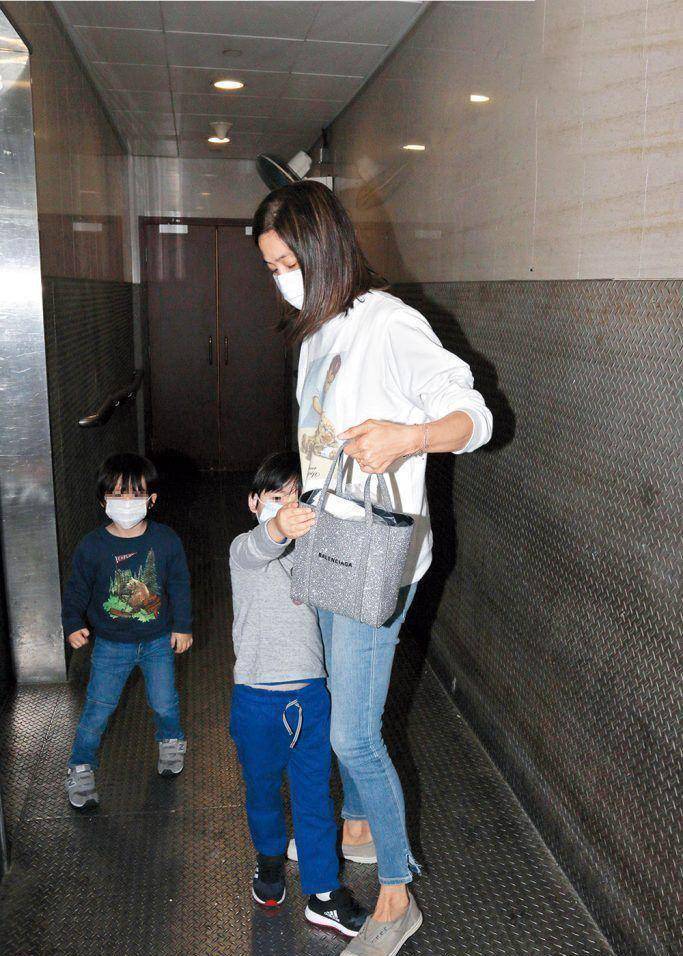 与周丽淇姐妹不同命,名模周汶锜老公被曝不忠诚神似mandy外籍美女