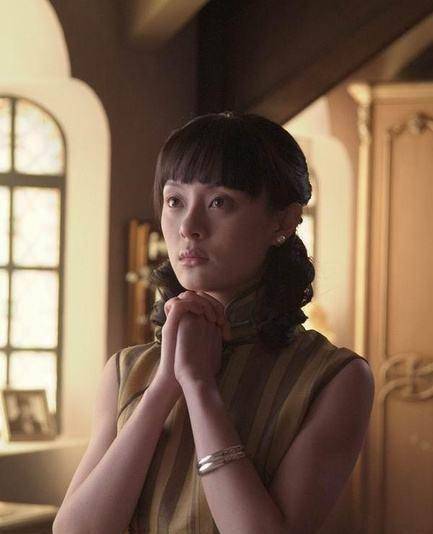 为了生存,他从北平来到上海,救出经常被绑架的冯氏商会大小姐冯程程