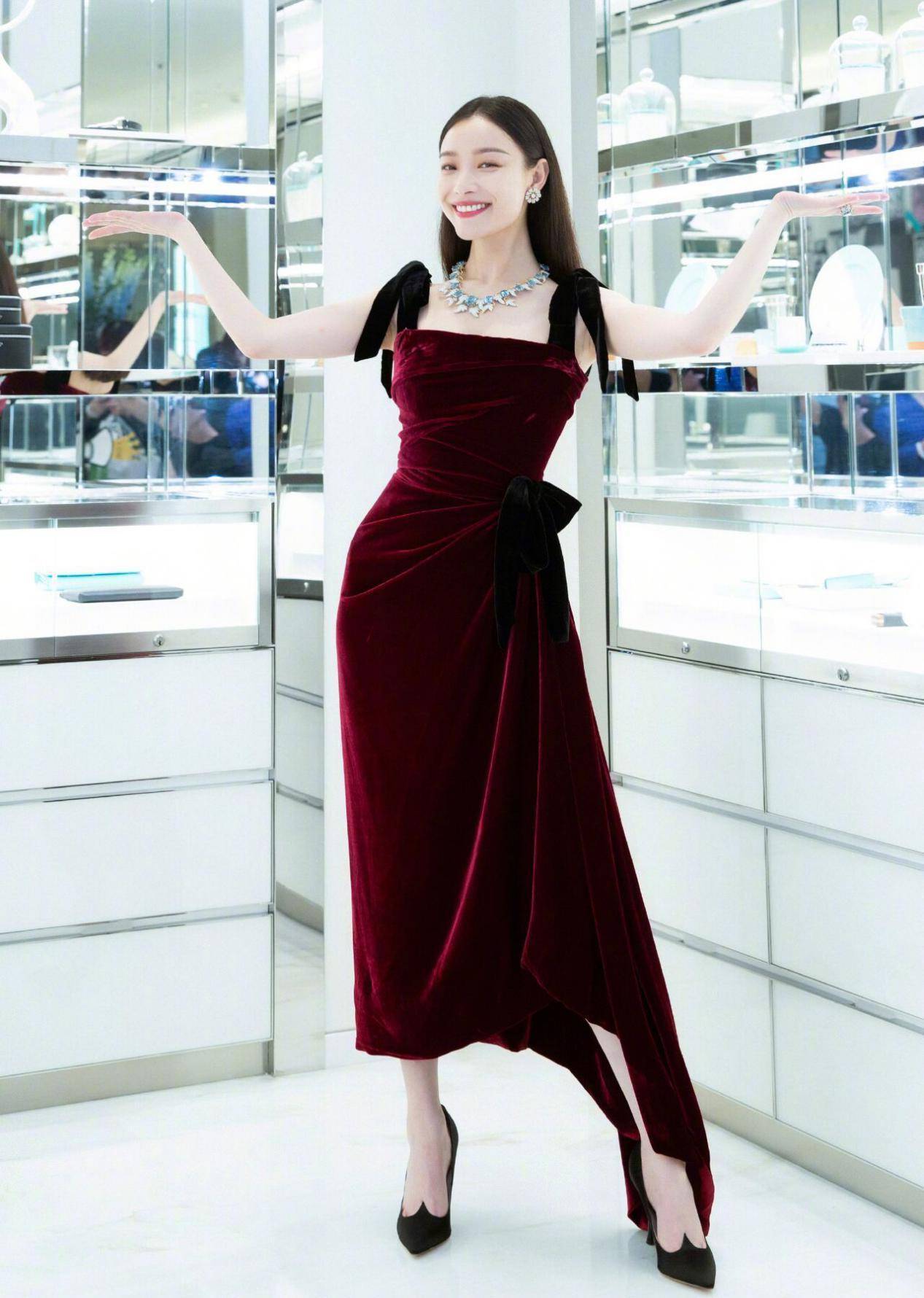 倪妮黑裙配红妆太美!一排锁骨抢镜,平胸却有韵味_白色_时尚_裙子