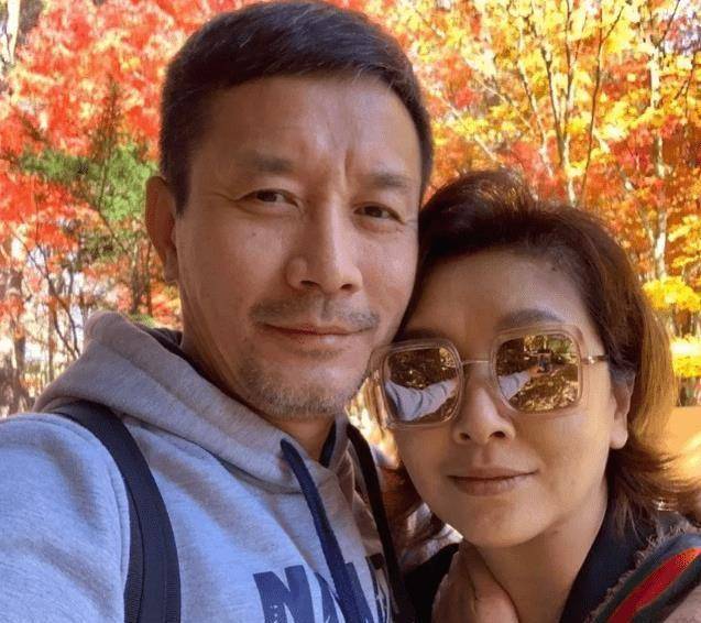 高曙光带着美丽的妻子看海,夫妻俩笑着过着甜蜜的日常_姜珊_靳东_女儿