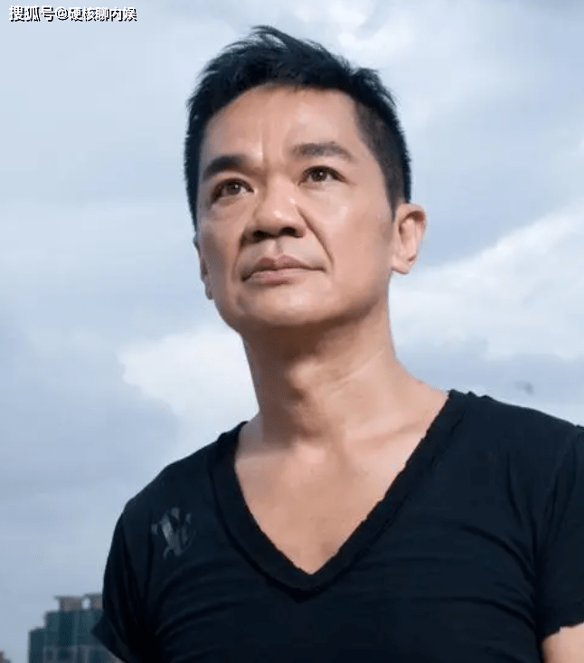 如果还在香港可能真的就被彻底遗忘,看看香港的房价,黄光亮要是在香港