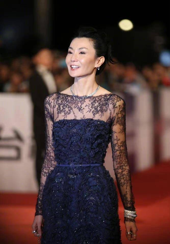 "57岁张曼玉不认老了",一身黑色外套和靴子亮相,巨星气场无敌_时尚