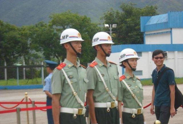 意思,所以我們經常在影視劇裡看見美國憲兵或國民黨軍隊的憲兵都扣著