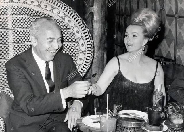 我什至不记得我前夫的名字,在调情方面没有人能比得上她_莎莎_妈妈