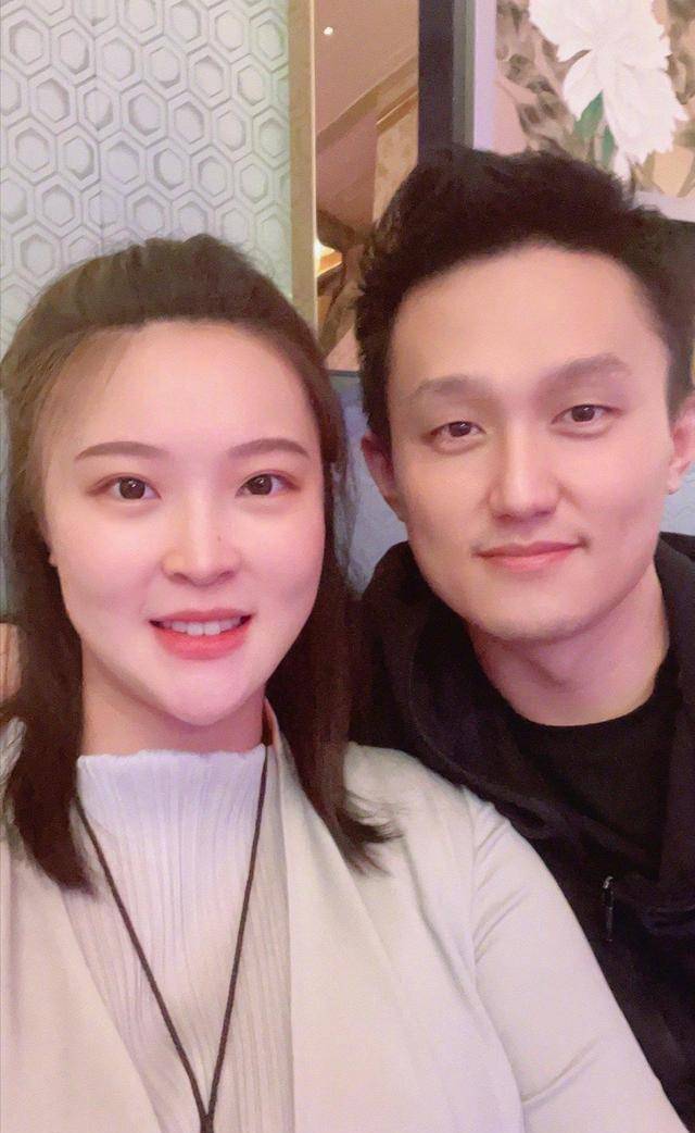惠若琪发合照,庆结婚纪念日,丈夫搞笑配合_杨臻博_才子杨_人生