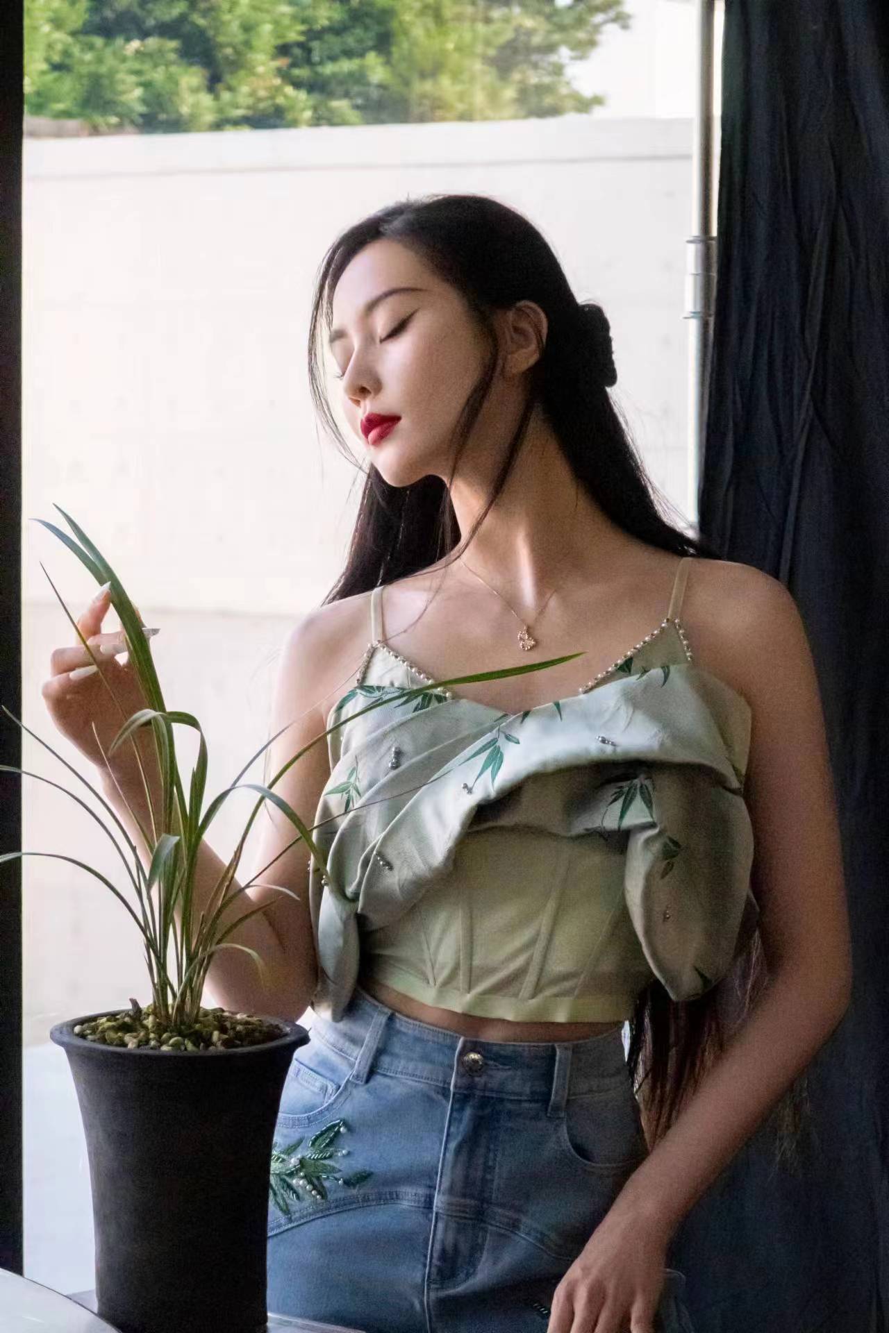 遮掩住大半的风光,但是眼见的粉丝依旧清晰看见了刘诗诗的马甲线,姐姐