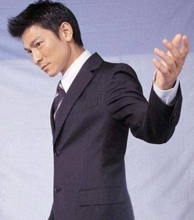 刘德华的超帅西装照,人家这样的效果才能叫穿西服