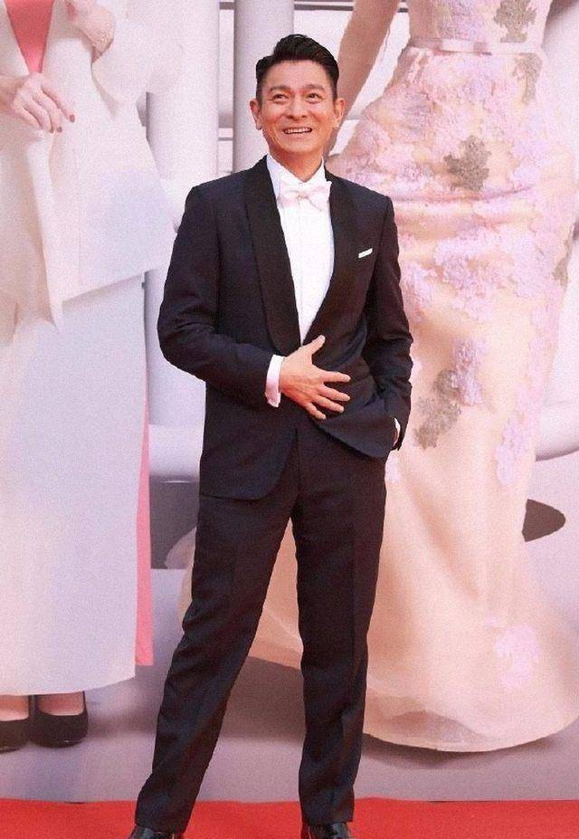 刘德华的超帅西装照,人家这样的效果才能叫穿西服