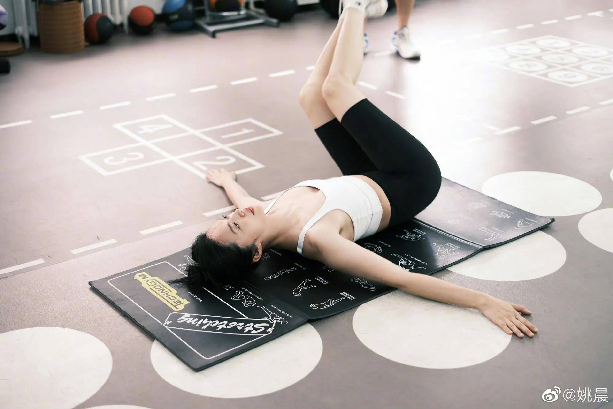 姚晨火辣身材大秀健身成果,展现酥胸魅力_经历_生活_事情