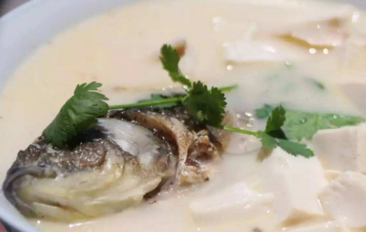 怎么熬鱼汤，才能使汤鲜美呈奶白色？做对这一步鱼不碎，汤也白！