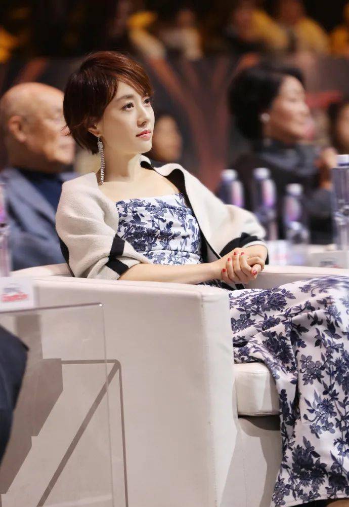 马伊琍最新写真,黑色镂空裙秀出好身材,44岁状态太不科学_女儿_短发