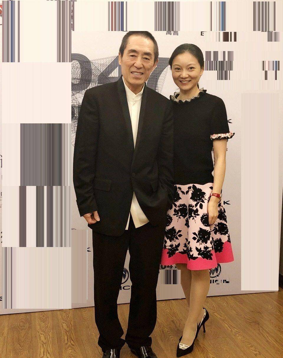73岁张艺谋和41岁妻子合影!