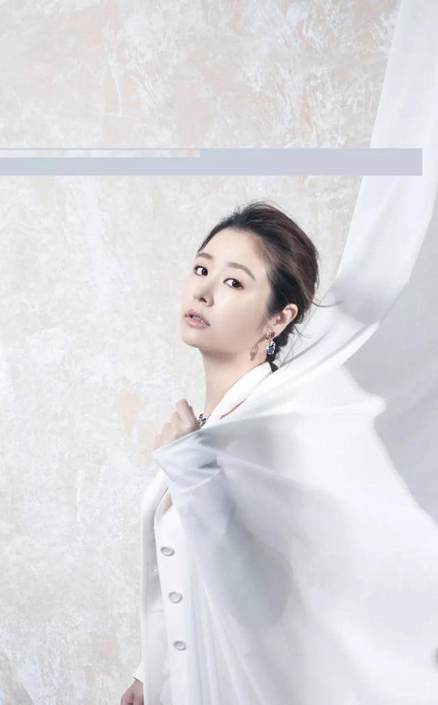 林心如终于换发型,换韩式微卷发素颜出镜美回20岁,未修图更惊艳_活动