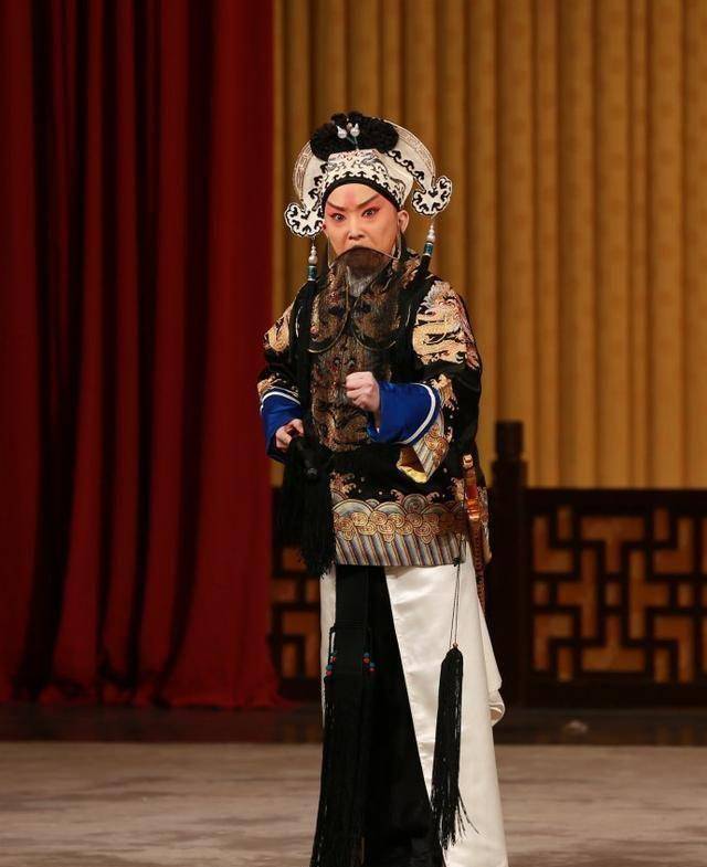 京剧演员谭正岩和王珮瑜二人本不适合老生行当,为何不改行呢?