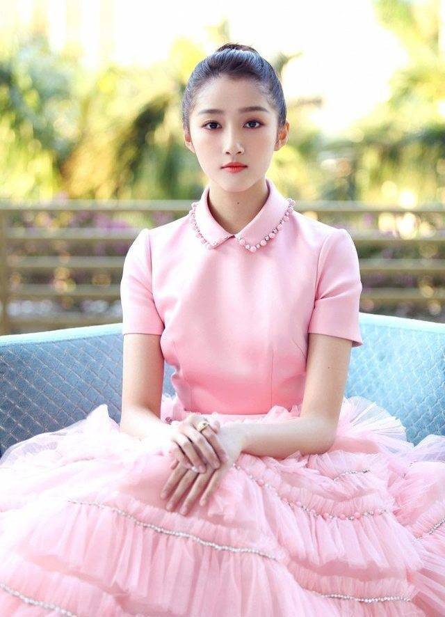 关晓彤扎丸子头穿粉色长裙似少女,好粉嫩_网友_青春_发型