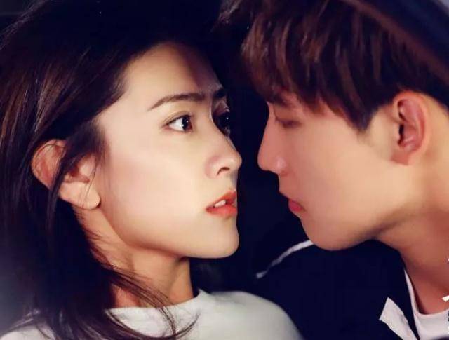 梁洁现身吉隆坡为新剧《双世宠妃2》做宣传,身穿低胸礼服超迷人_男女