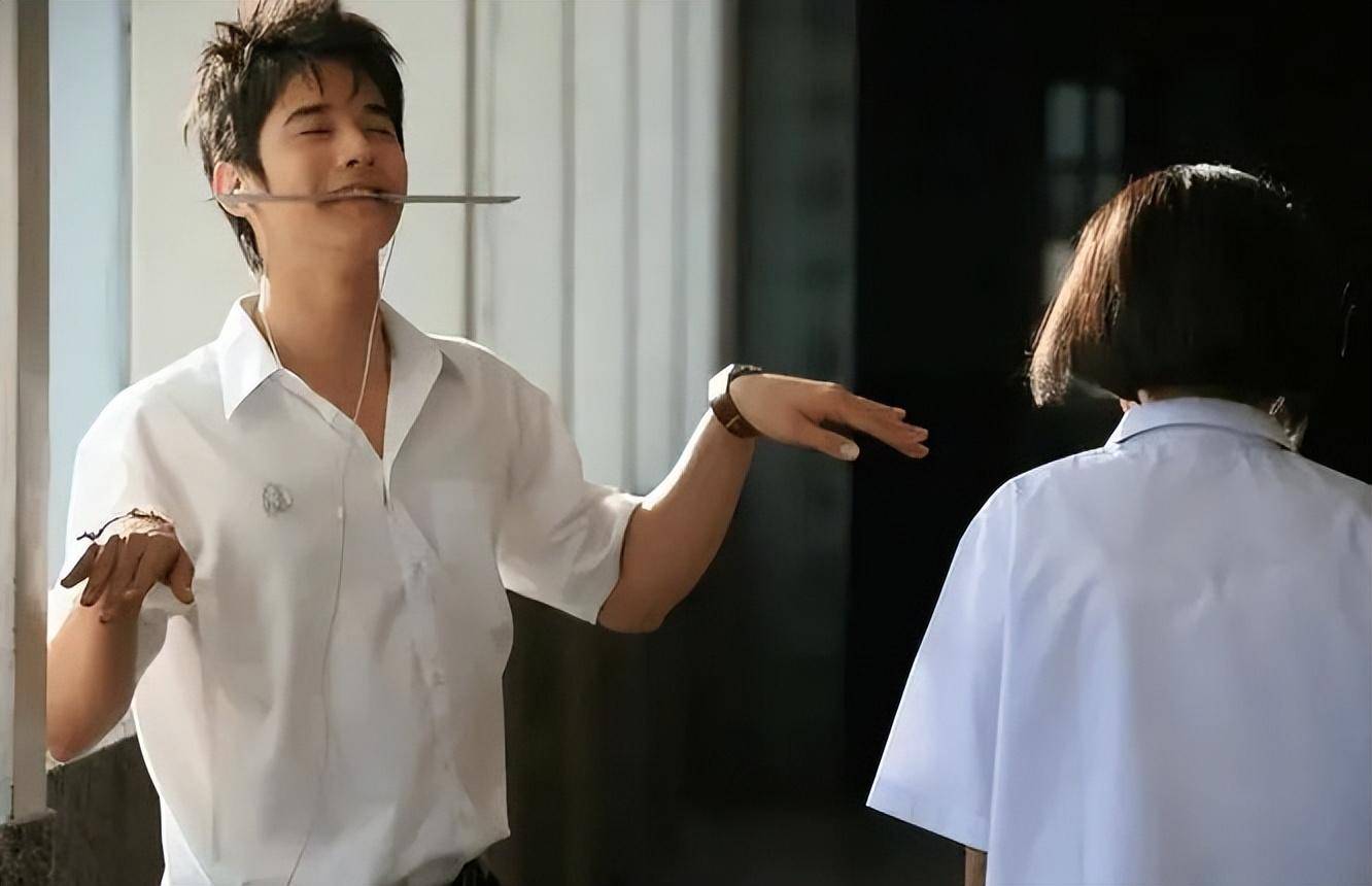 电影《初恋这件小事》中的镜头运用和色调如何表达出