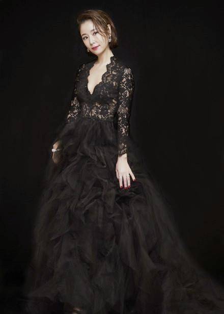 林心如蕾丝礼裙登红毯,油头比老公霍建华更有型,贵妇韵味极佳_身材