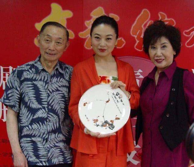 京剧界那些事荀令莱究竟如何遇害,姜亦珊又为何想不开办傻事等_俞振飞