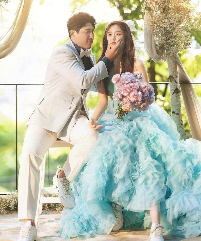 朴智妍与大6岁kt巫师队内野手黄载均于1月10日举