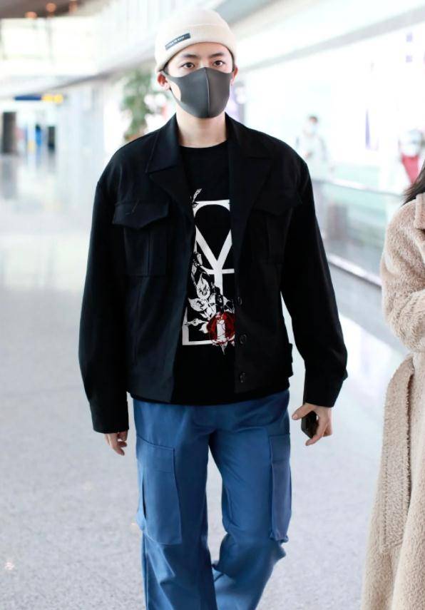 侯明昊机场现身,黑色印花卫衣配蓝色休闲长裤,简约清爽酷帅迷人_look