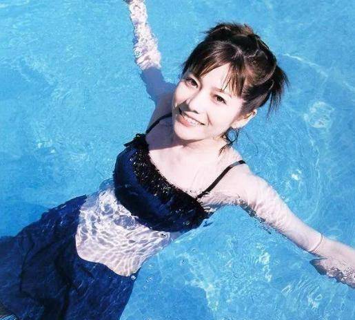 98年大石惠与彩虹乐队主唱hyde(宝井秀人)认识,认识一年后两人结婚了