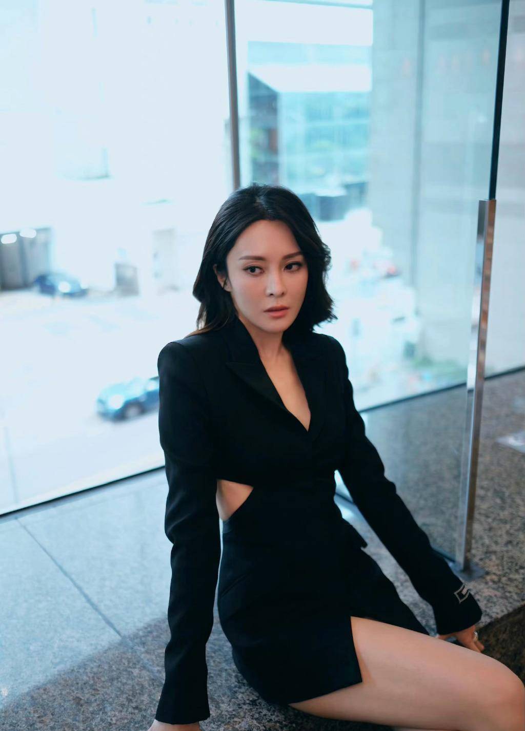 tvv女星张曦雯身着黑色西装短裙出席活动,她聪明大方,魅力十足