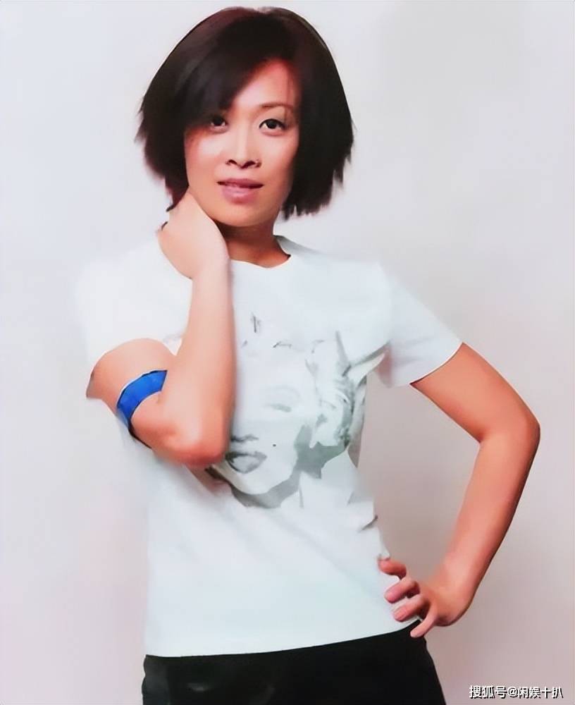 未婚生子再嫁富豪,恩师骂她狗脑王菲叫她大傻,那英到底有多彪?