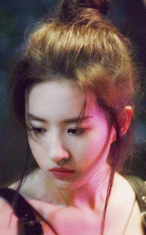 刘亦菲身穿夜总会制服现身依然被赞"人间绝色"_演技_场景_容颜