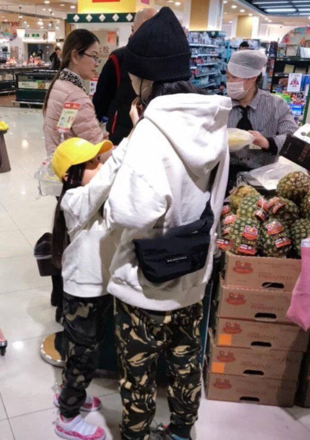 李小璐甜馨母女合体逛超市,被质疑立好妈妈人设_网友_照片_pgone