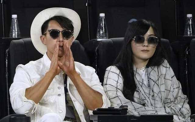 这一波狗粮撒得特别高调,看来吴尊的老婆也渐渐适应了露面的节奏了