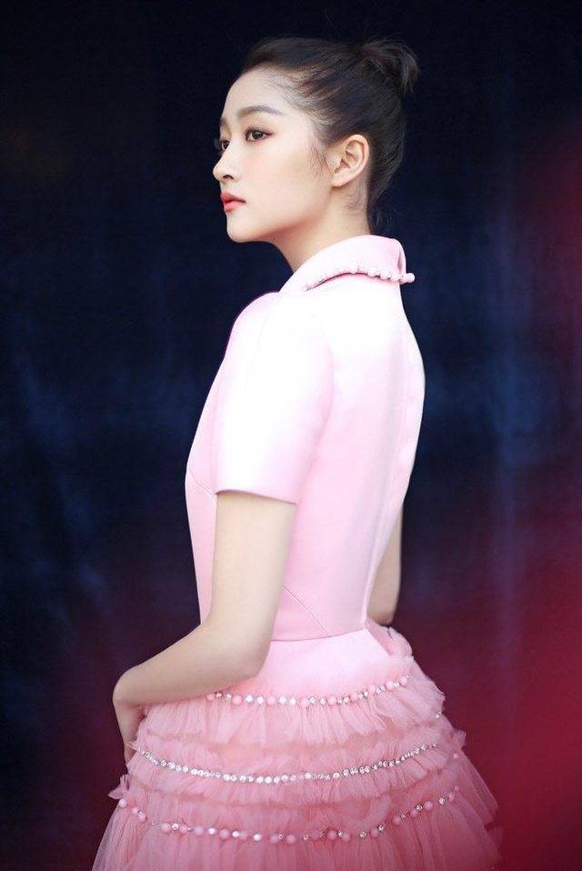 关晓彤扎丸子头穿粉色长裙似少女,好粉嫩_网友_青春_发型