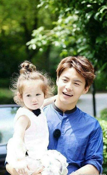 明星奶爸抱小孩,黄晓明不合格,陈伟霆像人贩子,马天宇鹿晗超暖心!