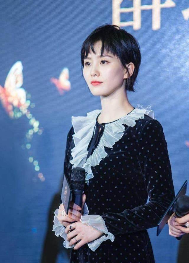 刘诗诗脸部略显圆润,微微发福,又身着全黑色礼服,有网友直问"这是有了