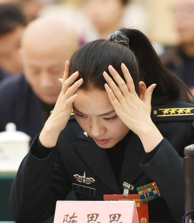 工作者的肩章和领花,为何会有所不同,我是这样认为的_技术_专业_文职