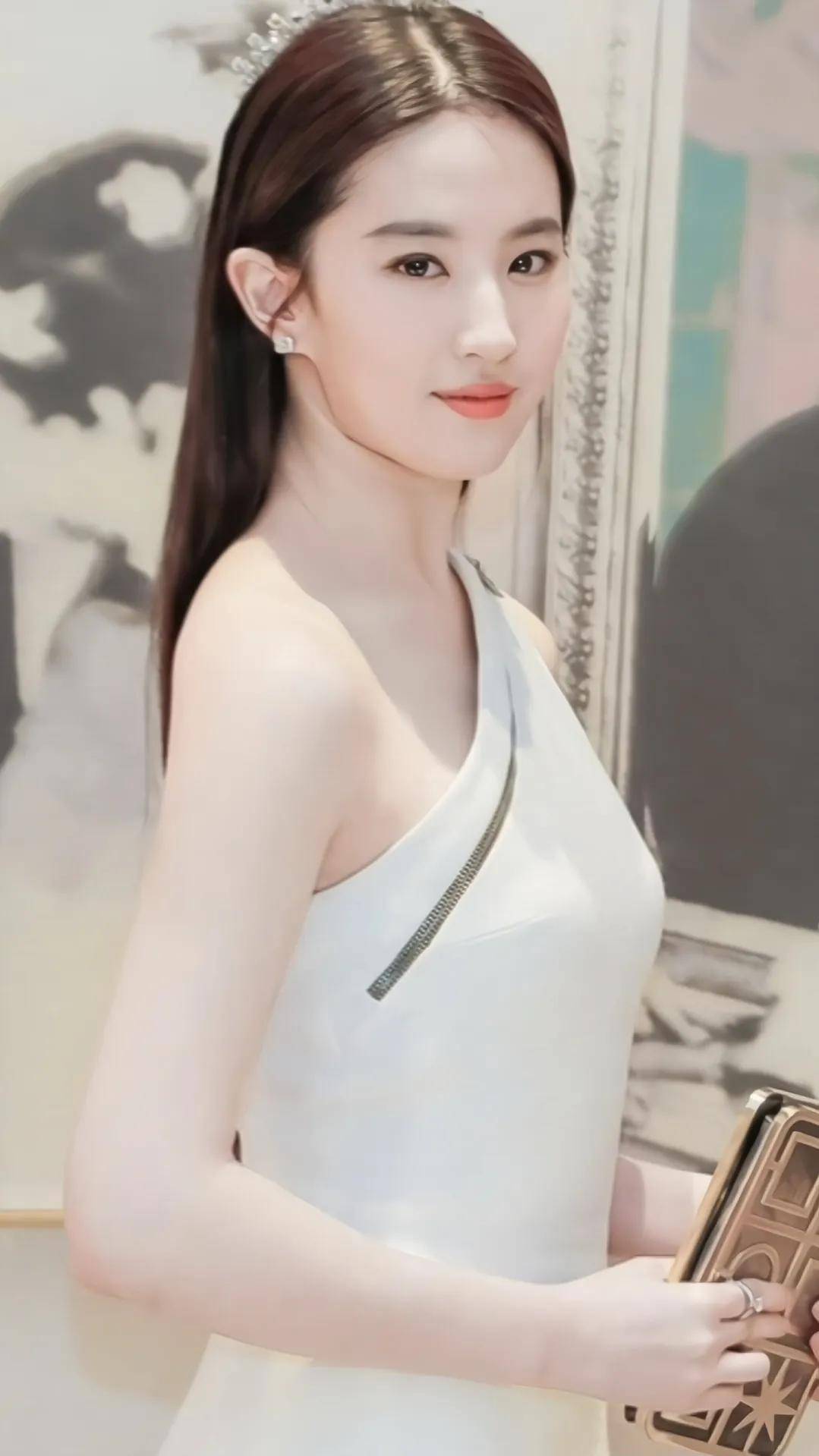 演若事业外,刘亦菲还热心慈善公益2015年起,刘亦菲主演的电影《夜孔雀