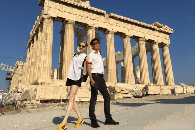 领完结婚证的第二个月,撒贝宁就给了李白一个完美的婚礼.