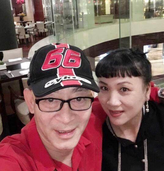 六小龄童和妻子在小区秀恩爱妻子好美小区破旧好有年代感_于虹_孙悟空