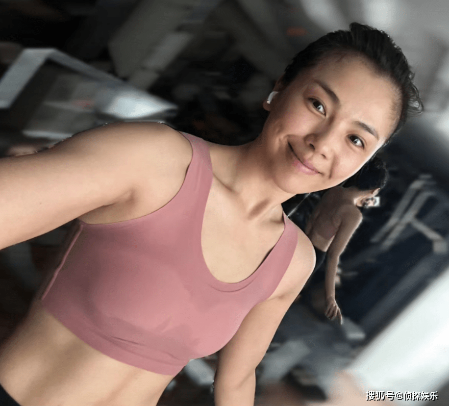 45岁刘涛晒素颜健身照,容貌身材零瑕疵,马甲线大长腿超养眼_运动_全身