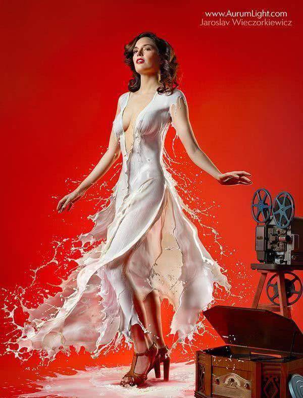 拍摄时模特穿着比基尼或者一丝不挂,助手们把一罐罐的牛奶等泼在模特