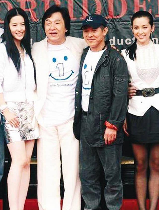 刘亦菲夸成龙长篇大论,谈李连杰只说酷,关之琳找到端倪_时候_明星