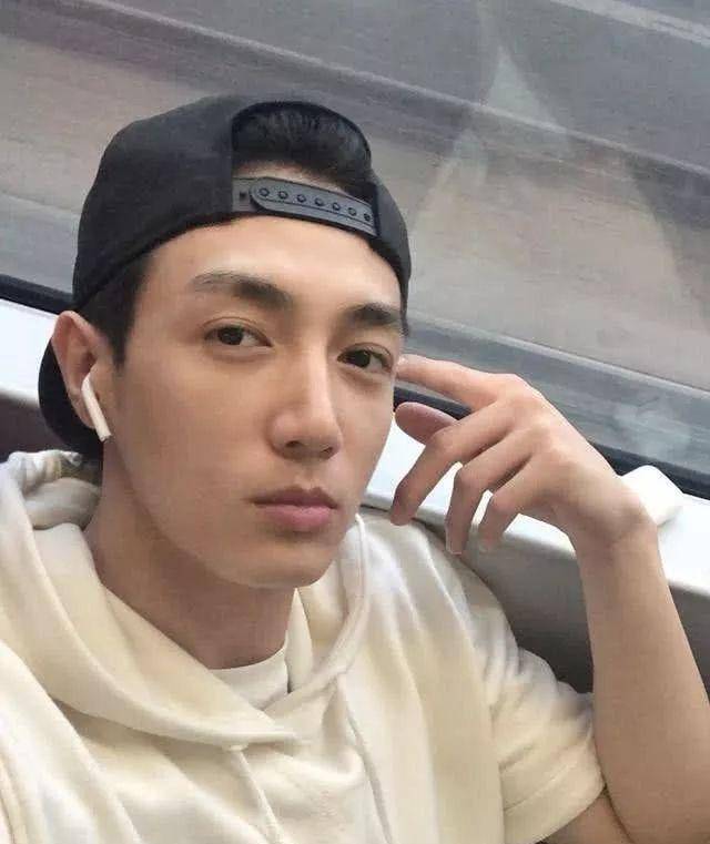 她也偏爱小男生的爱,而黄皓也是历任男友中与萧亚轩年龄差距最大的一